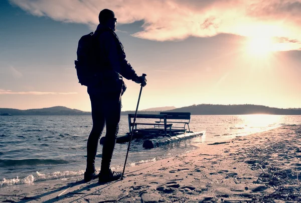 관광은 cauthg 페달 보트 호숫가에 계 류를 따라 걸어. 등산객 배낭입니다. 써니가을 날. — 스톡 사진