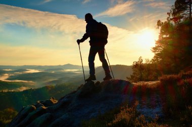 Rock ve derin puslu Vadisi feryat izlerken sırt çantası ile Turist Rehberi. 