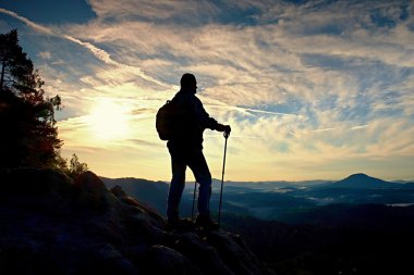 Rock ve derin puslu Vadisi feryat izlerken sırt çantası ile Turist Rehberi. 
