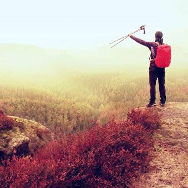 Polonyalılar havada dağ Vadisi, açık görünümü ile yalnız yetişkin backpacker puslu yağmurlu bir gün