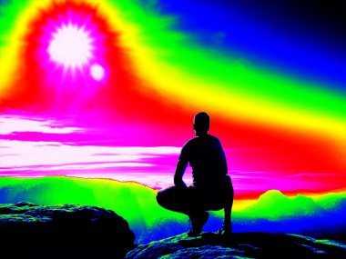 Adam kayalık tepe üzerinde. Fantastik Kızılötesi tarama. Ağır Sis içinde ultra violet ölçü renklerde derin vadi