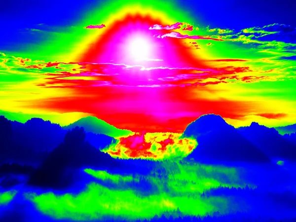 바위 풍경, 다채로운 안개, 뜨거운 화창한 하늘 위의 소나무 숲의 적외선 스캔. 놀라운 thermography 색상. — 스톡 사진