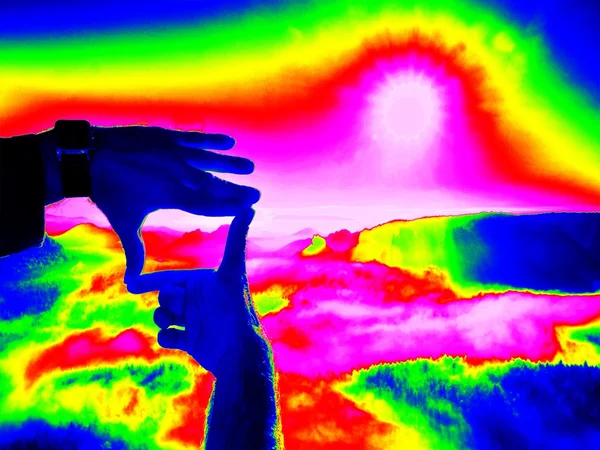 온도 기록 측정, 울트라 바이올렛 빛의 색상을 변경된. 관광 손은 사진 프레임과 안개 봄 계곡으로 보고. — 스톡 사진
