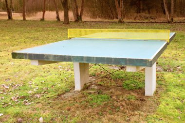 Açık havada yeşil beton ping pong tablo kampında