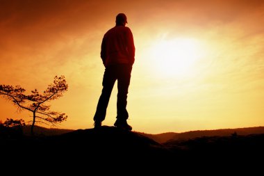 Turistik uçurum ve güneş Sunny için bahar günü dağlarda izlerken sportif sırt çantası ile. Vintage tarzı