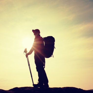Uzun yürüyüşe çıkan kimse windcheater, beyzbol şapkası ve Polonyalılar stand dağ tepe kayada trekking.