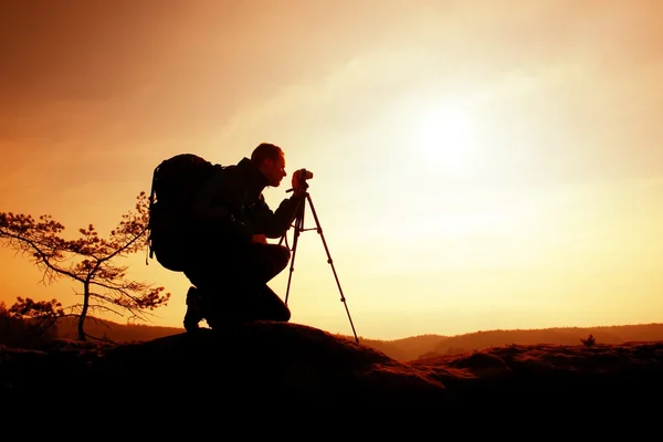 Amateurfotograf fotografiert mit Spiegelkamera am Hals. verträumte Nebellandschaft — Stockfoto