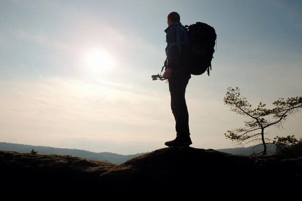 Man with big backpack stand on rock. Sunny spring daybreak — Stock Photo, Image