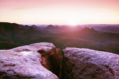 Kumtaşı uçuruma sabah görünüme orman Vadisi, şafak Güneş ufuktan.