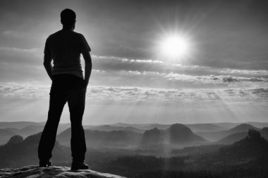 ' Nin rockymountains ve Sun Vadisi'ne puslu ve sisli sabah göz kulak siyah fiyatı. 