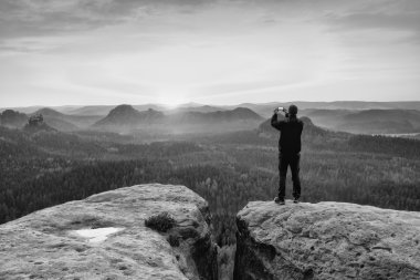 Adam fotoğraf rock İmparatorluğu'nun tepe üzerinde. Rüya gibi bahar manzara