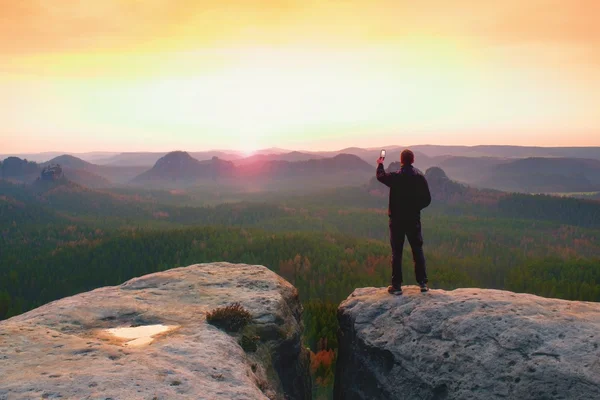 Fotografía de hombre en el pico del imperio del rock. Paisaje primaveral soñador — Foto de Stock