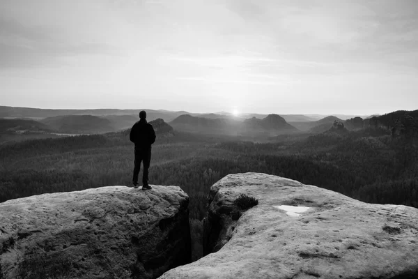 Silhouette des Menschen auf einer scharfen Klippe in den Bergen. Konzeptionelle Szene. — Stockfoto