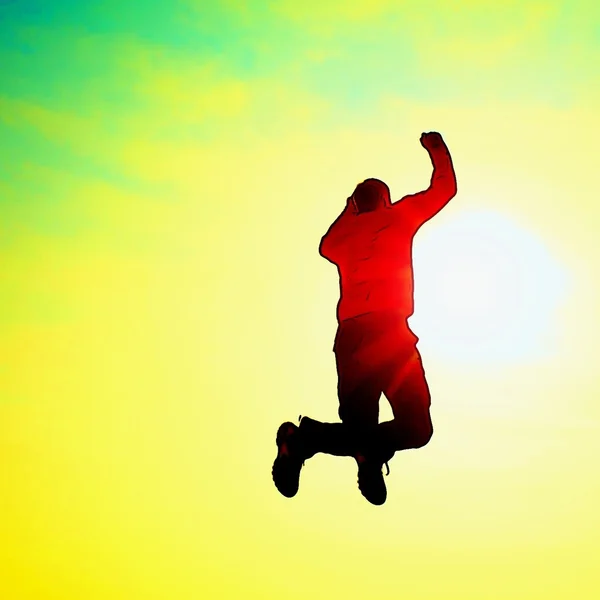 Hombre volador. Joven cayendo sobre el fondo del cielo . — Foto de Stock