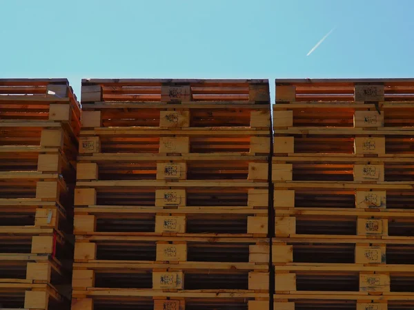 Paletes de madeira novas do euro estocadas fora na empresa de transporte, páletes armazenadas — Fotografia de Stock