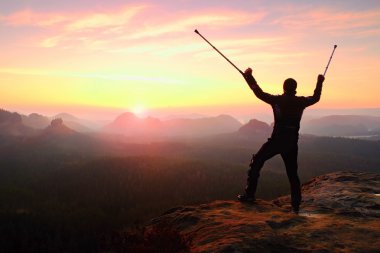 Kırık bacak ve tıp kutup başının üstünde adamla kal peak.