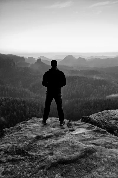 Hombre en piedra arenisca observando a Sun. Hermoso momento de la mañana de primavera . —  Fotos de Stock