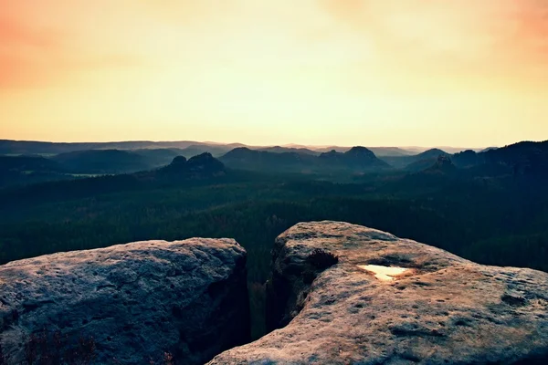 Vista da manhã sobre o penhasco de arenito no vale da floresta, sol do amanhecer no horizonte . — Fotografia de Stock