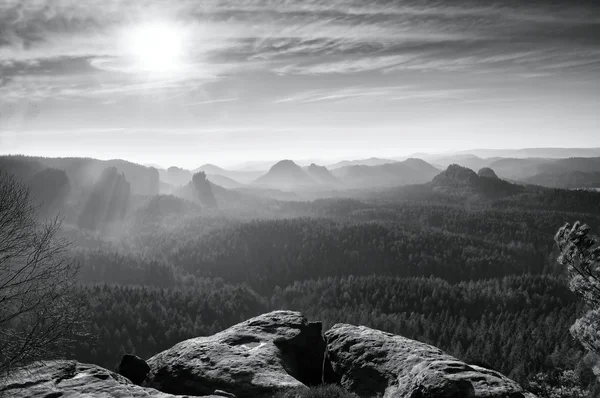 Mistige daybreak in mooie heuvellandschap. Toppen van heuvels zijn uitsteken van mist — Stockfoto