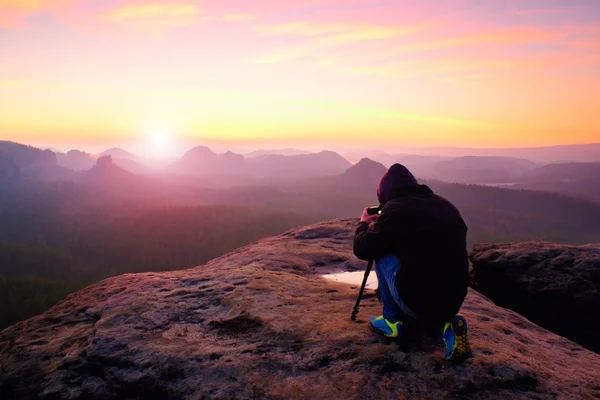 Professional op klif. Natuurfotograaf neemt foto's met spiegel camera op Top van de rots. — Stockfoto