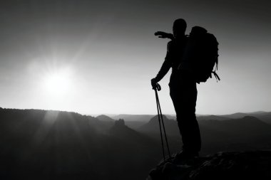 Dağ güneş çerçeve içinde üstünde uzun boylu bir adam silüeti keskin. Dağlarda Turist Rehberi