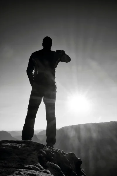 Ein Mann hat seine Hände auf den Hüften. Sportler-Silhouette in der Natur bei Tagesanbruch. — Stockfoto
