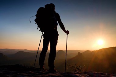 El ile uzun boylu backpacker Polonyalılar. Rocky Dağları'nda güneşli zammı gün. Uzun yürüyüşe çıkan kimse büyük sırt çantası ile kayalık Görünüm noktası puslu Vadisi üzerinde durmak. 