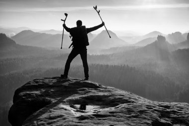 Fiyatı Immobilizer kırık bacakla. Dağ tepe turist başının üstünde ilaç koltuk değneği ile elde. 