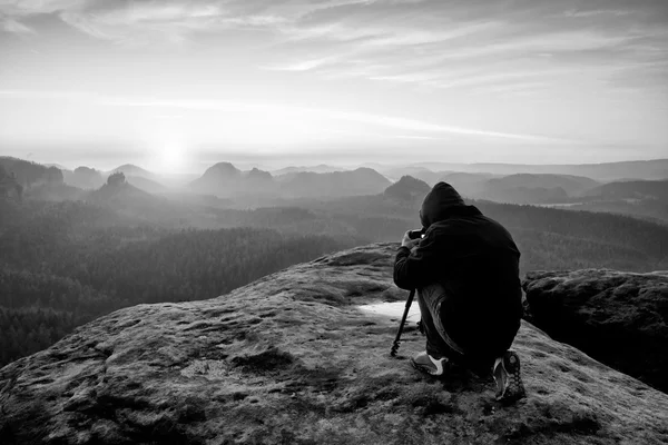 Profissional em Cliff. Fotógrafo da natureza tira fotos com câmera de espelho no pico da rocha . — Fotografia de Stock