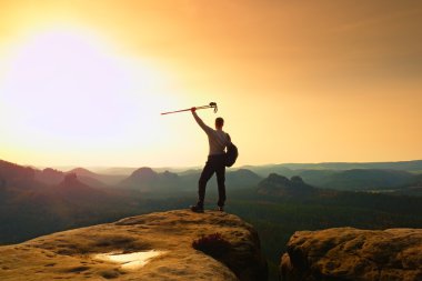 Fiyatı tepe üzerinde. Onun hedef adam el havada Polonyalılar ile