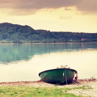 Terk edilmiş balıkçı kürek teknesi yakasında. Sabah Alps Gölü