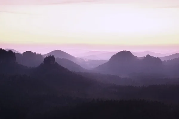 Station touristique. Fantastique lever de soleil de rêve sur le sommet de la montagne rocheuse avec vue sur la vallée brumeuse — Photo