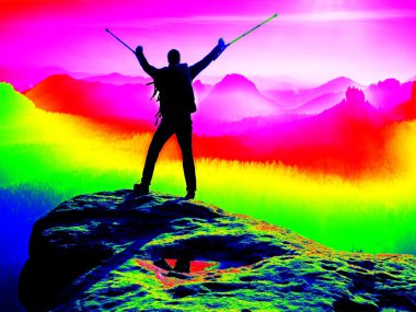 Kızılötesi tarama. Kırık bacak ve koltuk değneği olan adam.