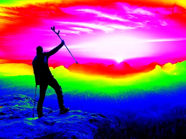 Kızılötesi tarama. Kırık bacak ve koltuk değneği olan adam.