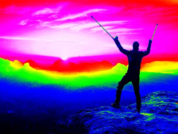 Kızılötesi tarama. Kırık bacak ve koltuk değneği olan adam.