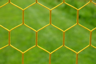 Sarı Mavi geçti detayını futbol ağlar, futbol futbol gol ile çim Bahçesi arka planda üzerinde net. Petek şekli.