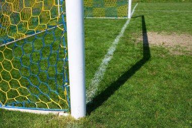 Sarı Mavi geçti detayını futbol ağlar, futbol futbol gol ile çim Bahçesi arka planda üzerinde net. Petek şekli.