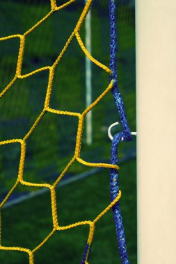 Sarı Mavi geçti detayını futbol ağlar, futbol futbol gol ile çim Bahçesi arka planda üzerinde net. Petek şekli.