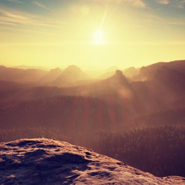 Kumtaşı tepe ağır turuncu sis arttı. Güçlü yapraklara