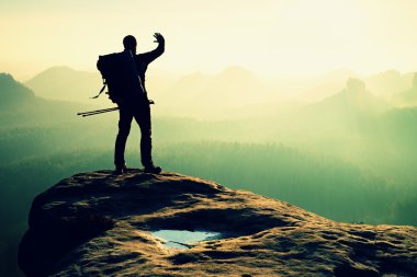 Fiyatı tepe üzerinde. Backpacker el bahar daybreak gözler, gölgeleme Polonyalılar ile