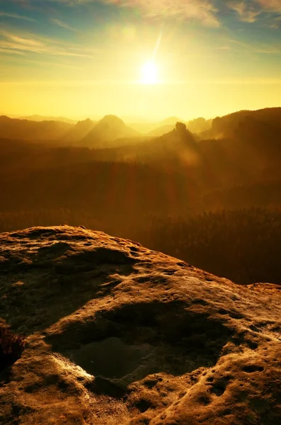Piaskowiec szczyt zwiększono z gęstej mgle pomarańczowy. Silnych promieni słonecznych — Zdjęcie stockowe