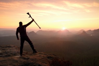 Dağda koltuk değneği olan adam. Kırık bacak Immobilizer içinde sabit