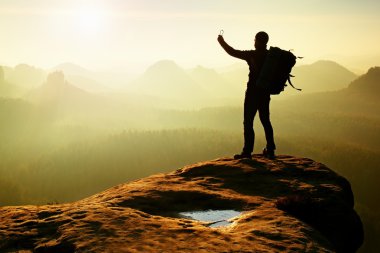 Güçlü uzun yürüyüşe çıkan kimse alarak fotoğraf ile smartphone, dağ tepe