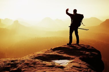 Sırt çantası ve Polonyalılar el gözleri gölgeleme ile turizm.