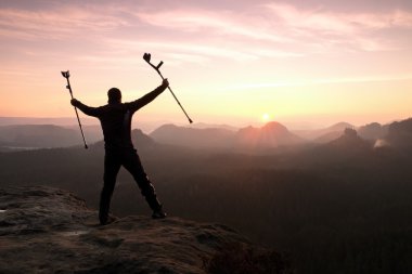 Dağda koltuk değneği olan adam. Kırık bacak Immobilizer içinde sabit