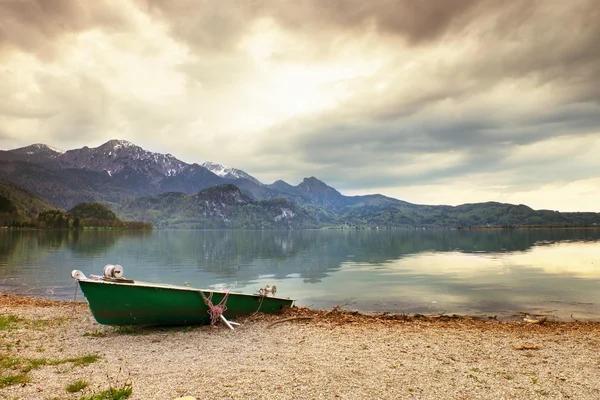 銀行に釣り手こぎボートを断念しました。朝のアルプスの湖 — ストック写真