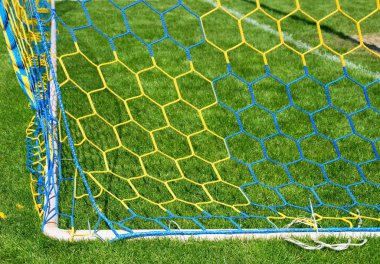 kıvrık futbol ağlar, futbol futbol net asmak. Futbol oyun arka planda üzerinde çim 