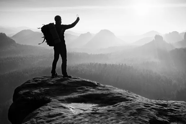 Starker Wanderer fotografiert mit Smartphone, Berggipfel — Stockfoto