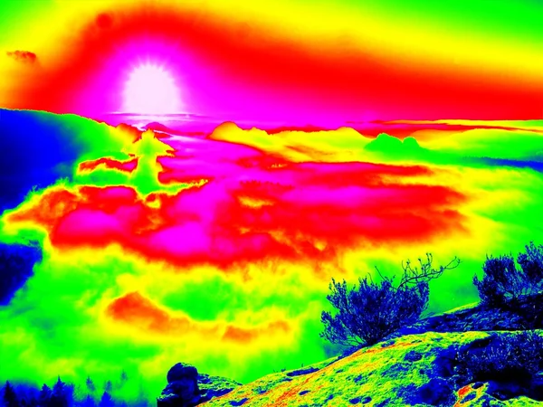 Increíble foto de termografía del paisaje montañoso. Colorido atardecer arriba —  Fotos de Stock