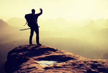 Fiyatı tepe üzerinde. Backpacker el bahar daybreak gözler, gölgeleme Polonyalılar ile